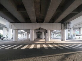 桥底长廊