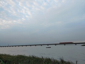 湖面小船跨湖大桥