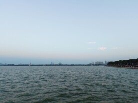 湖边建筑湖面风光