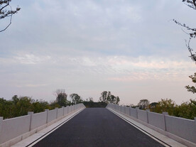 公路向前上坡段
