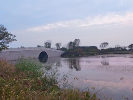 湿地公园湖面上的石拱桥