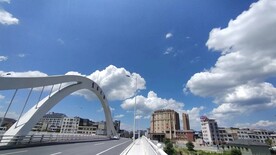 蓝天下的桥