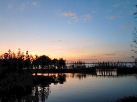 夕阳下小石桥倒影