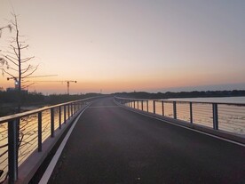 黄昏下的跨湖路桥