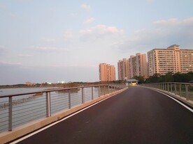 湖边路桥建筑