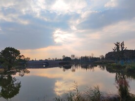 夕阳下湖边石拱桥