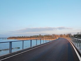 湖面跨湖路桥