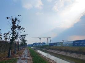 夕阳下施工吊塔