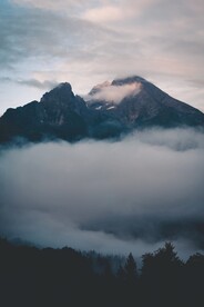 山间雨雾缭绕