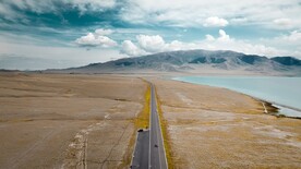 湖边公路