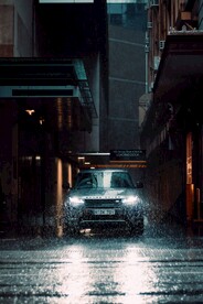 雨里的车