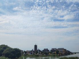 湖边寺庙
