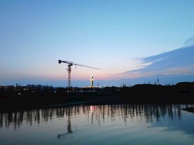 夕阳下施工塔吊