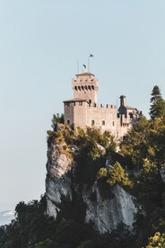 欧洲悬崖上的古堡