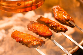 烤鸡翅摄影图