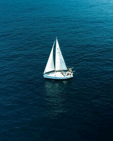 海中小船