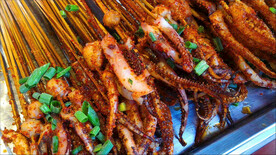 烤鱿鱼须摄影图