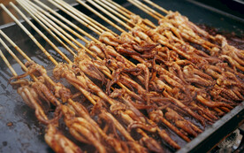 烤鱿鱼须摄影图