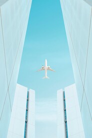 对称建筑上空飞过的飞机