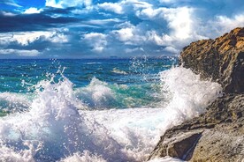 大海海水击打礁石