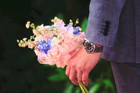 手拿鲜花 