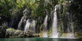 山间瀑布