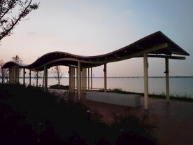 湖边凉亭