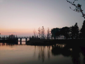 黄昏湖边石桥