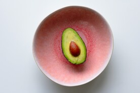 碗里的牛油果