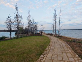 湖边石板路