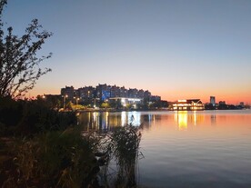 湖边酒店夜景