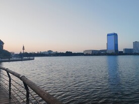湖边建筑观光围栏
