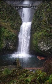 山水瀑布