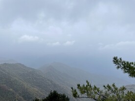 山间雾霭