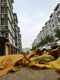  蓝天白云下的高楼群透视