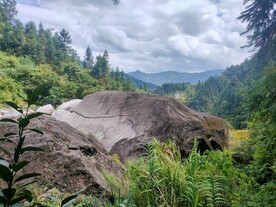 山间巨石