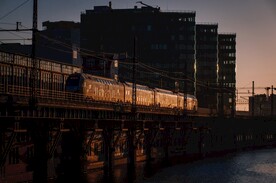 夕阳下火车