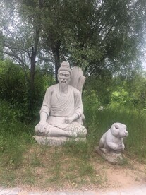 坐着的石像