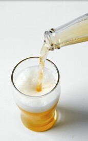 倒啤酒