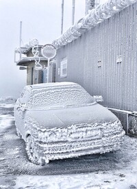 冰雪覆盖的车