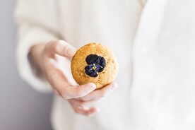 手拿饼干