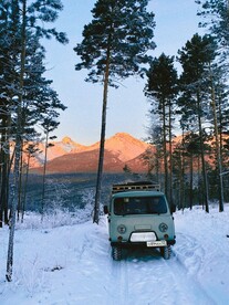 雪地里的复古面包车