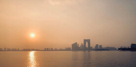 余晖下的东方之门