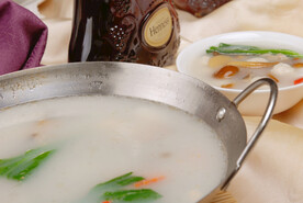 锅仔鸡汤珍菌鱼丸