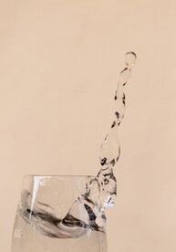 水杯水花