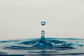 水滴滴落