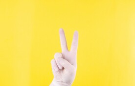 胜利手势