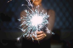 手持烟花图片