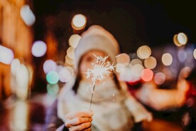 手持烟花图片