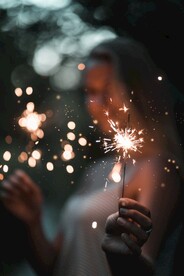手持烟花图片